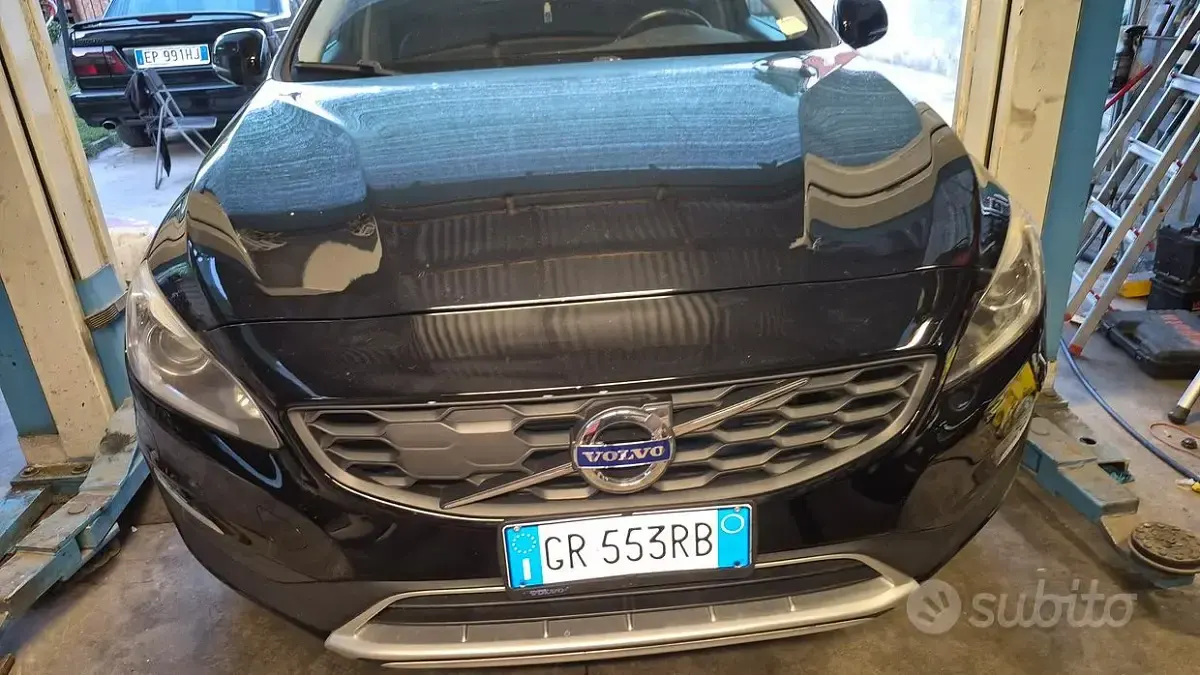 Usata Volvo V60 CC 150 CV (110 kW) 2024 Nero Station wagon