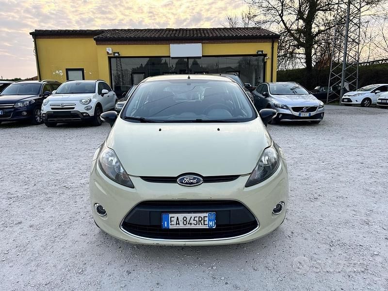 Usata Ford Fiesta 92 CV (67 kW) 2010 Nero Utilitaria