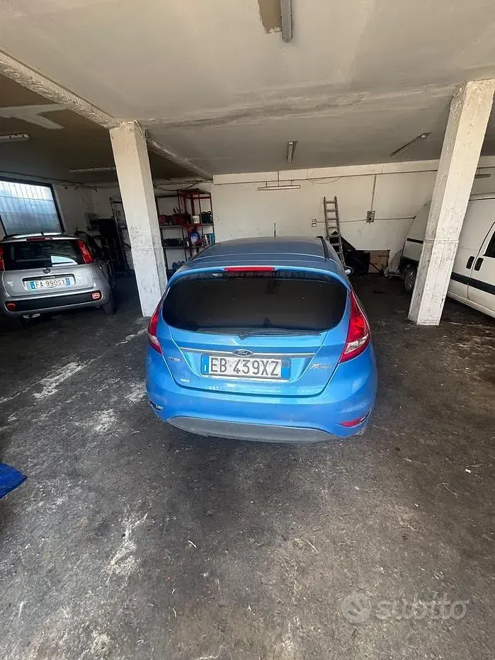Usata Ford Fiesta Ghia 68 CV (50 kW) 2010 Bluazzurro Berlina