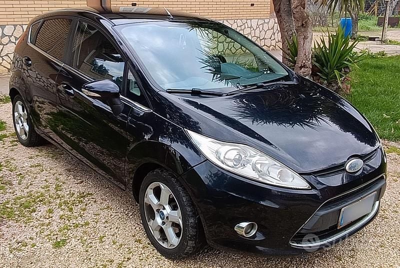 Usata Ford Fiesta Titanium 68 CV (50 kW) 2010 Nero Utilitaria