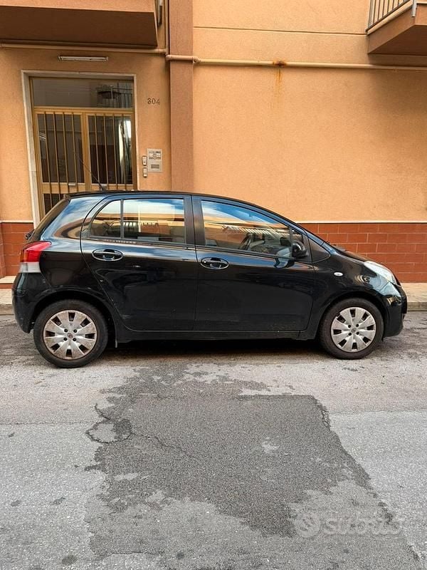 Usata Toyota Yaris 90 CV (66 kW) 2009 Nero Berlina