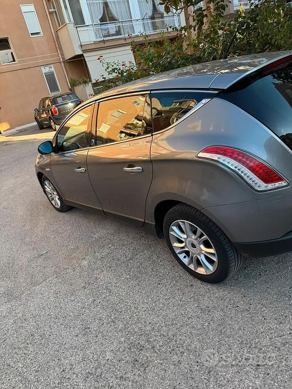 Grigio Usata 2009 Lancia Delta Due volumi | 3500 € (Buon prezzo) - Immagine 1/4