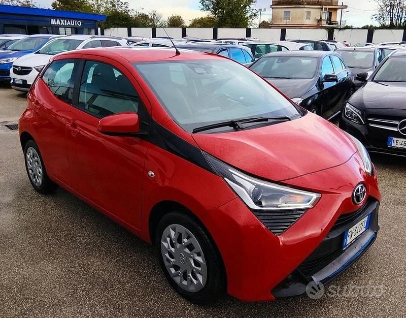 Rosso Usata 2019 Toyota Aygo Connect Style Due volumi | 9700 € (Buon prezzo) - Immagine 1/4