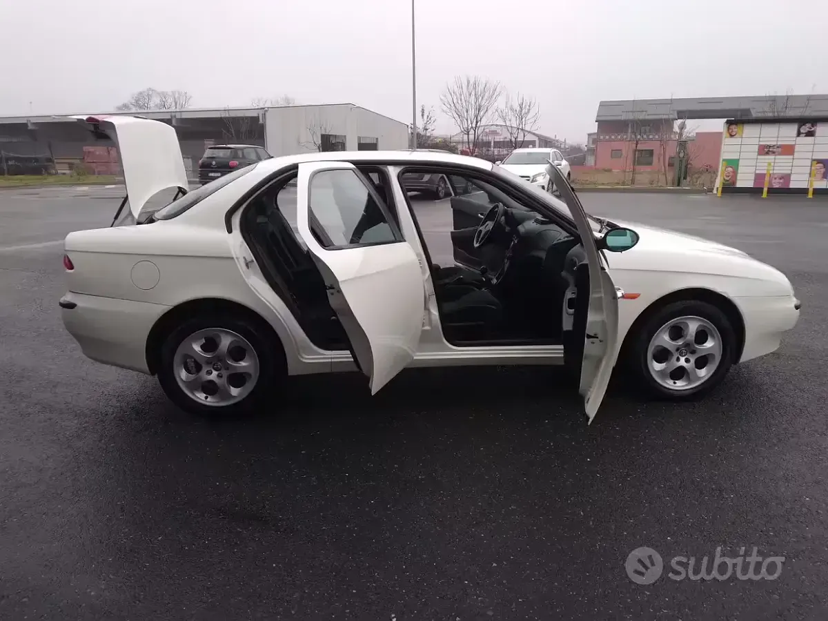 Usata Alfa Romeo 156 Distinctive 150 CV (110 kW) 2001 Beige Berlina