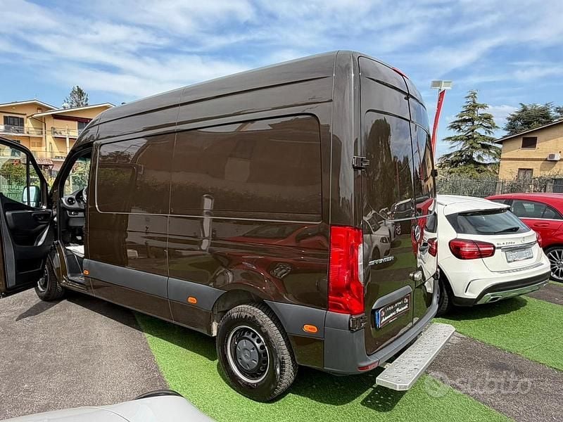 Usata Mercedes Sprinter 114 CV (83 kW) 2021 Marrone Furgone