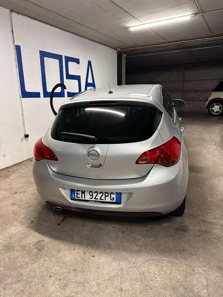 Usata Opel Astra 140 CV (102 kW) 2012 Argento Berlina