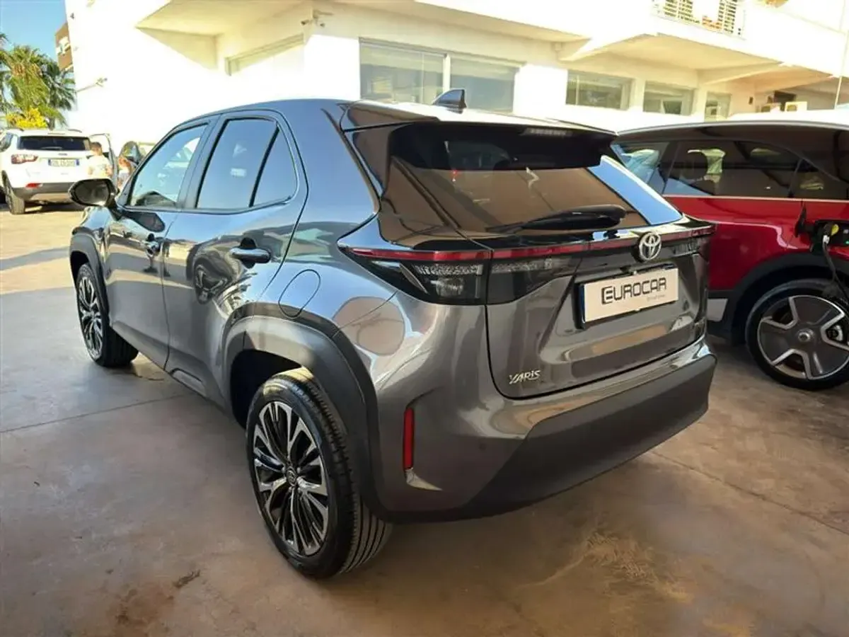 Usata Toyota Yaris Cross Lounge 92 CV (67 kW) 2022 Grigio scuro SUV