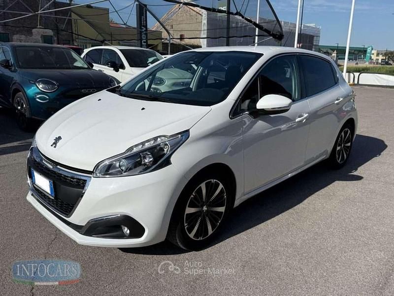 Usata Peugeot 208 Allure 102 CV (75 kW) 2019 Bianco pastello Utilitaria