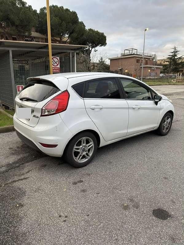 Usata Ford Fiesta Titanium 75 CV (55 kW) 2013 Bianco Utilitaria