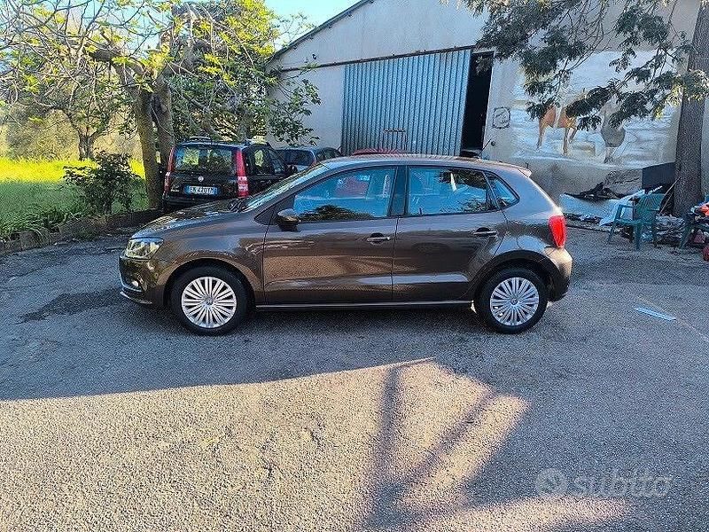 Begagnad VW Polo Comfortline 90 HK (66 kW) 2015 Brun Sedan