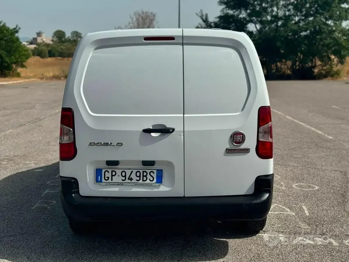 Usata Fiat Doblò S 90 CV (66 kW) 2023 Bianco Monovolume