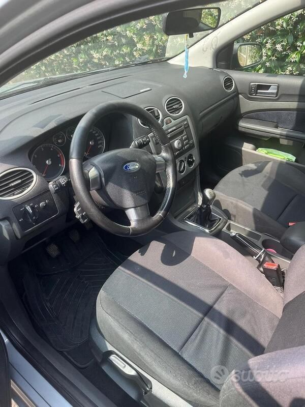 Begagnad Ford Focus 115 HK (84 kW) 2005 Grå Sedan