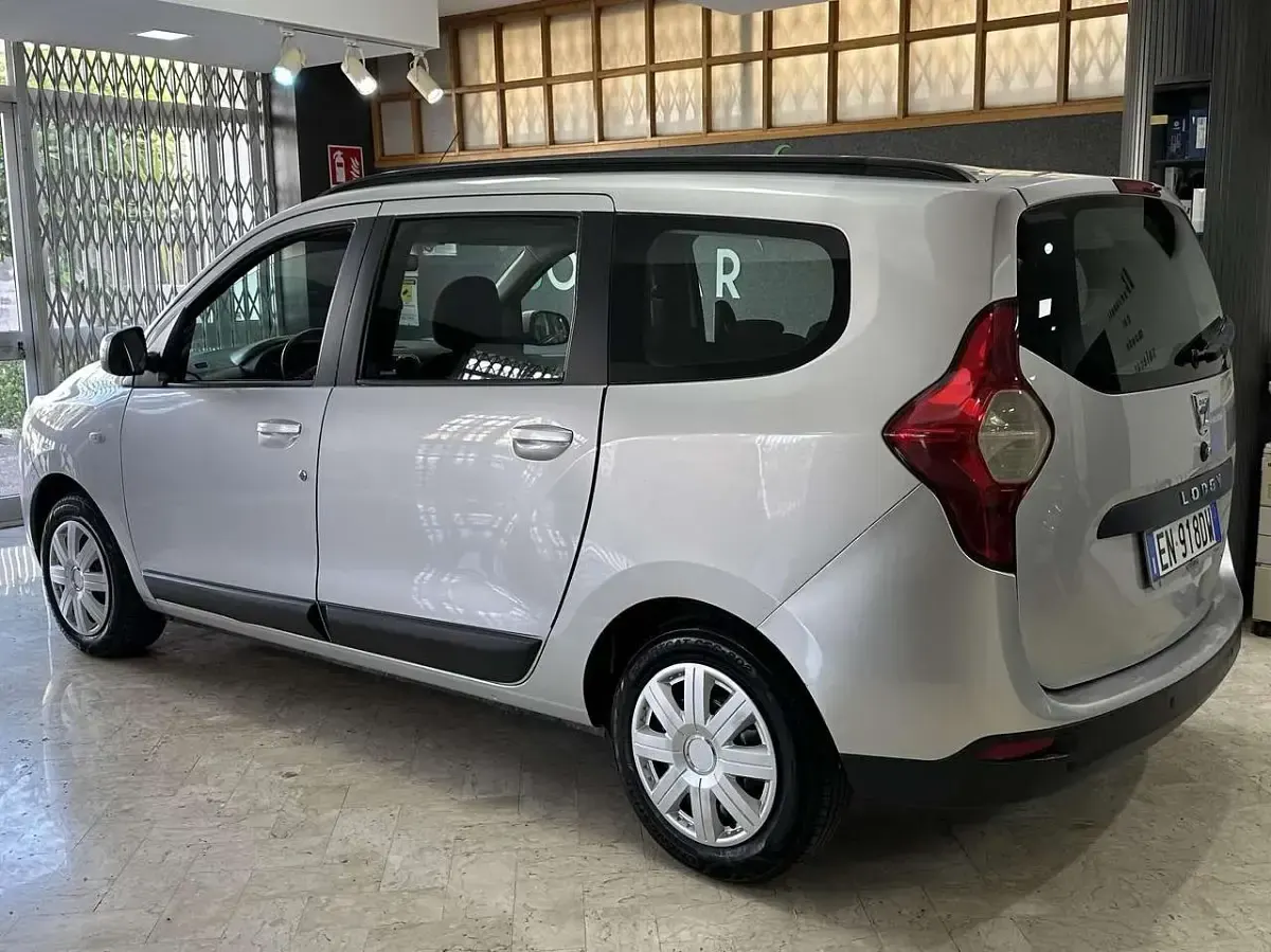 Usata Dacia Lodgy Ambiance 90 CV (66 kW) 2012 Silver metal Monovolume