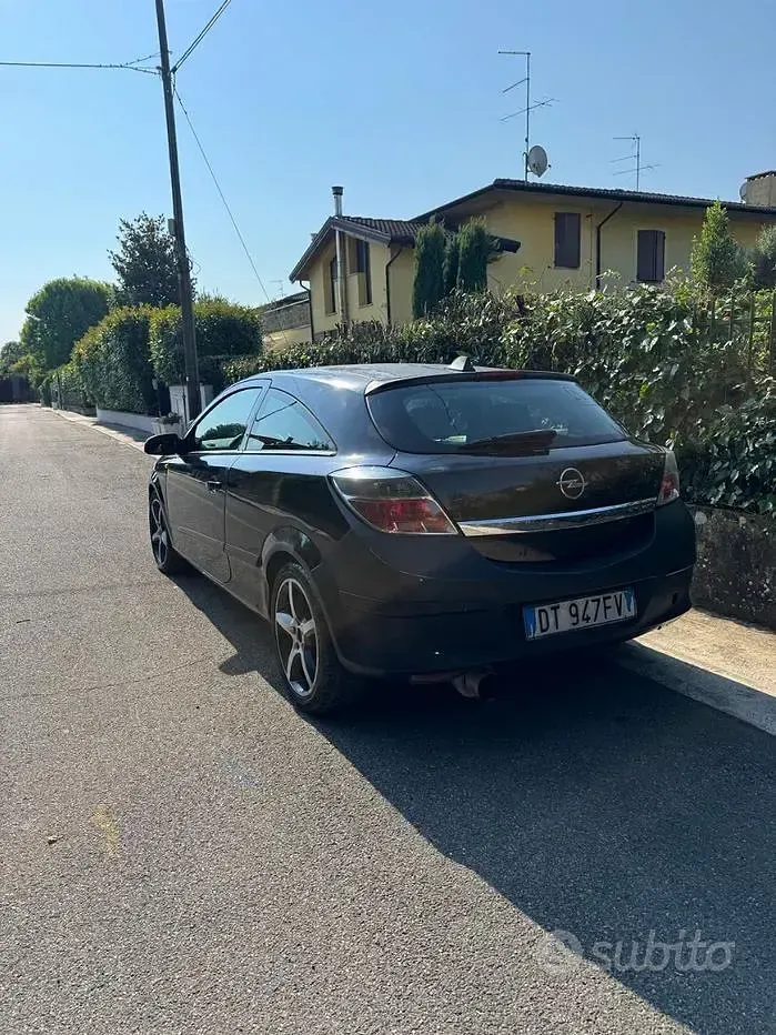 Usata Opel Astra GTC Cosmo 115 CV (84 kW) 2009 Nero Berlina
