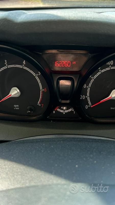 Usata Ford Fiesta 82 CV (60 kW) 2010 Bianco Berlina