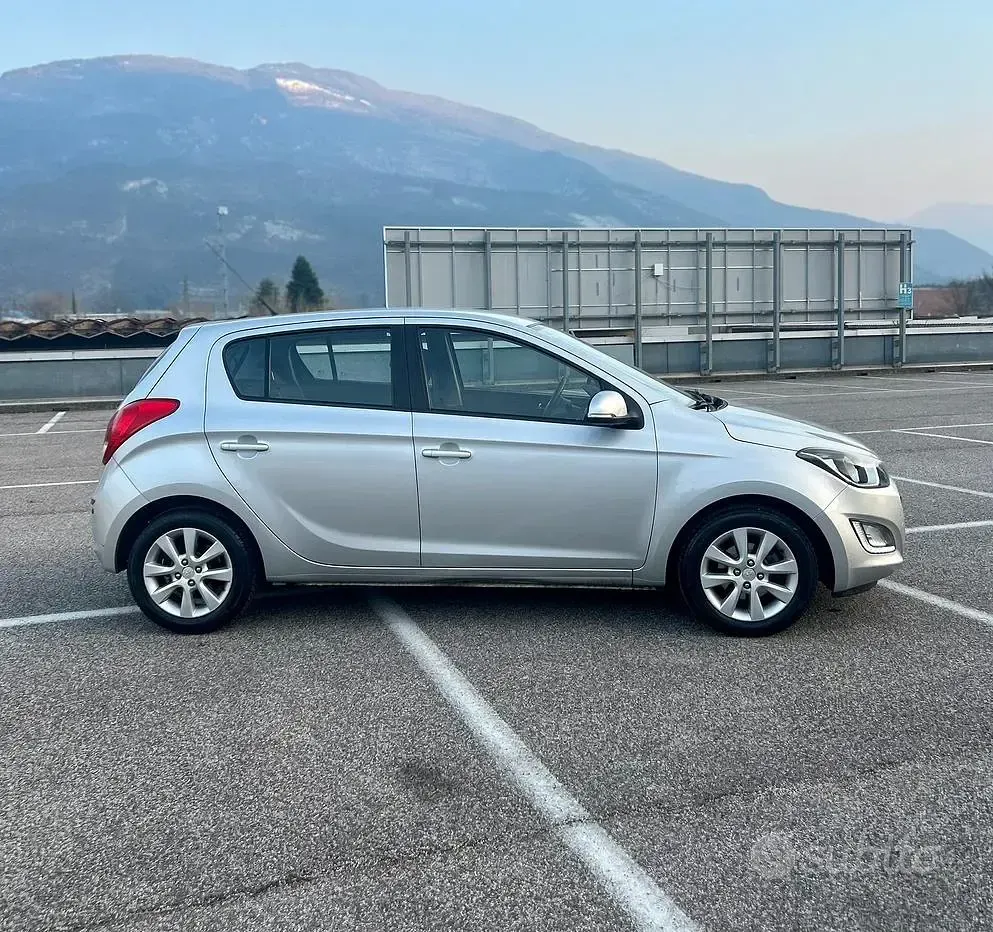 Usata Hyundai i20 Edition 75 CV (55 kW) 2013 Grigio Utilitaria