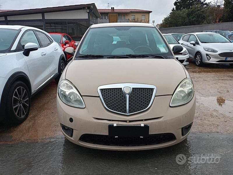 Usado Lancia Ypsilon 69 HP (50 kW) 2006 Bege Citadino