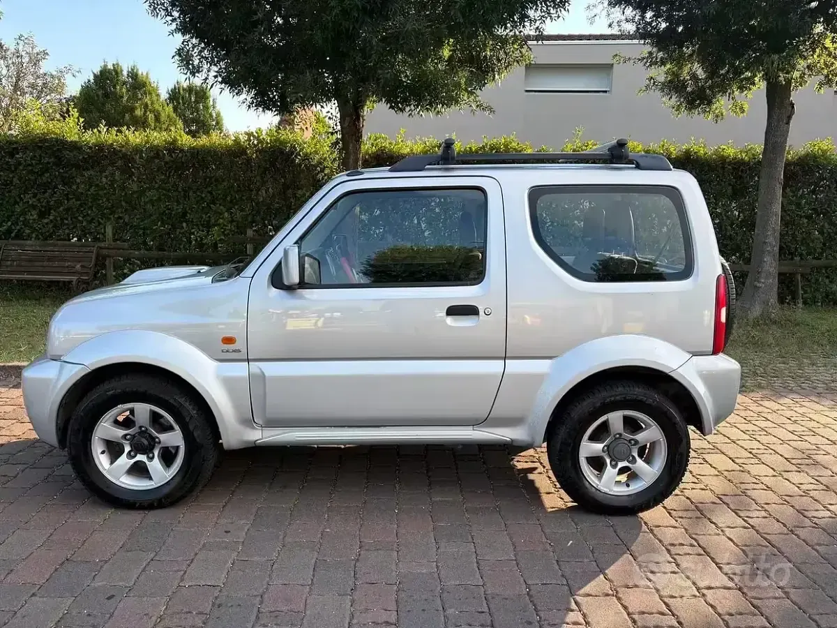 Usata Suzuki Jimny 86 CV (63 kW) 2008 Grigio SUV