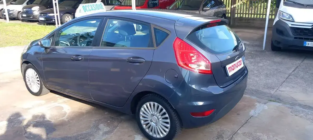 Usata Ford Fiesta 60 CV (44 kW) 2012 Grigio Berlina