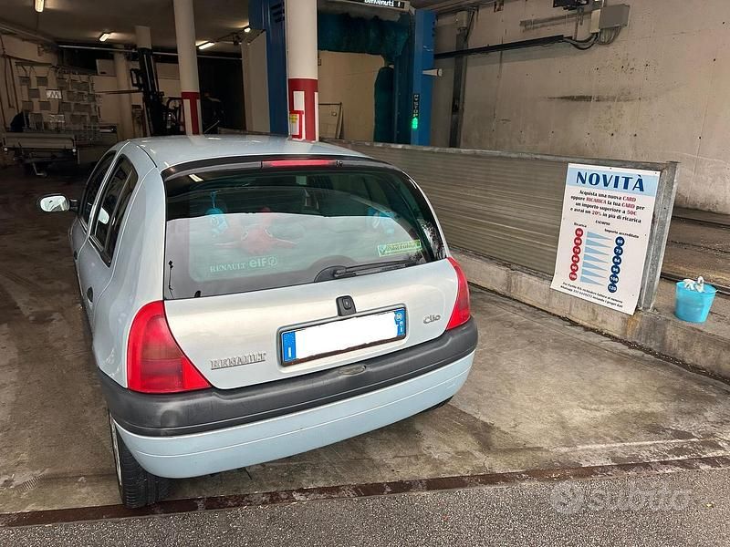 Grigio Usata 2000 Renault Clio II Tre volumi | 1900 € - Immagine 1/4