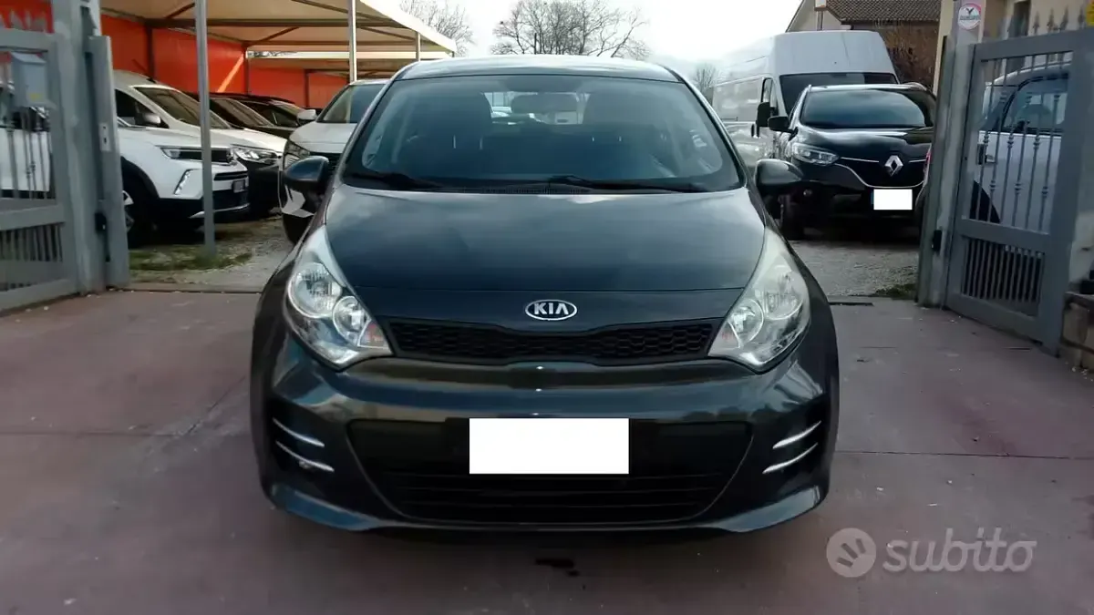 Usado Kia Rio Active 75 HP (55 kW) 2017 Cinzento Sedan
