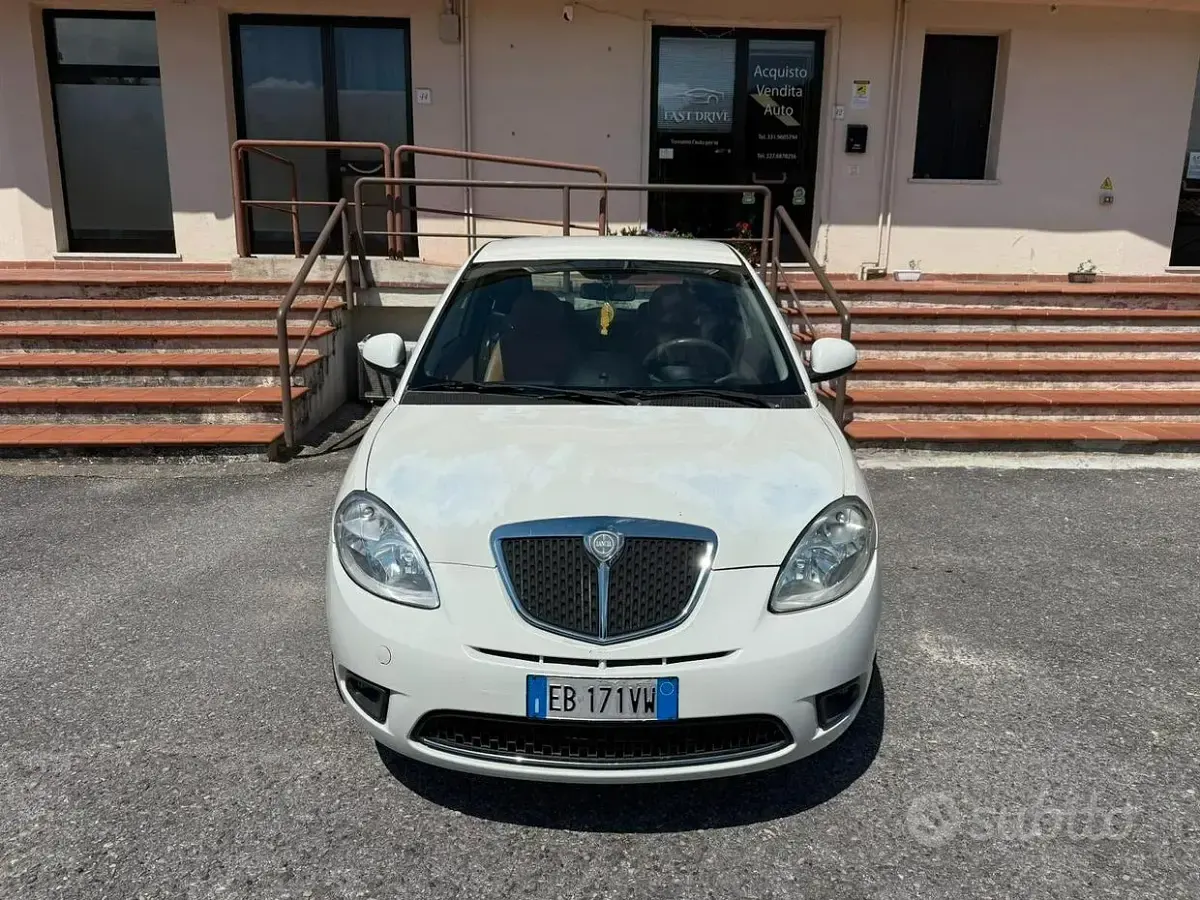 Usata Lancia Ypsilon 75 CV (55 kW) 2010 Bianco Utilitaria
