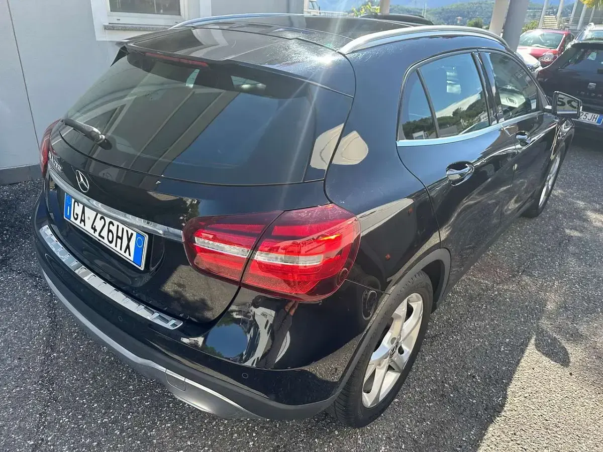 Usata Mercedes GLA200 156 CV (114 kW) 2019 Kosmosschwarz  metalliclack SUV