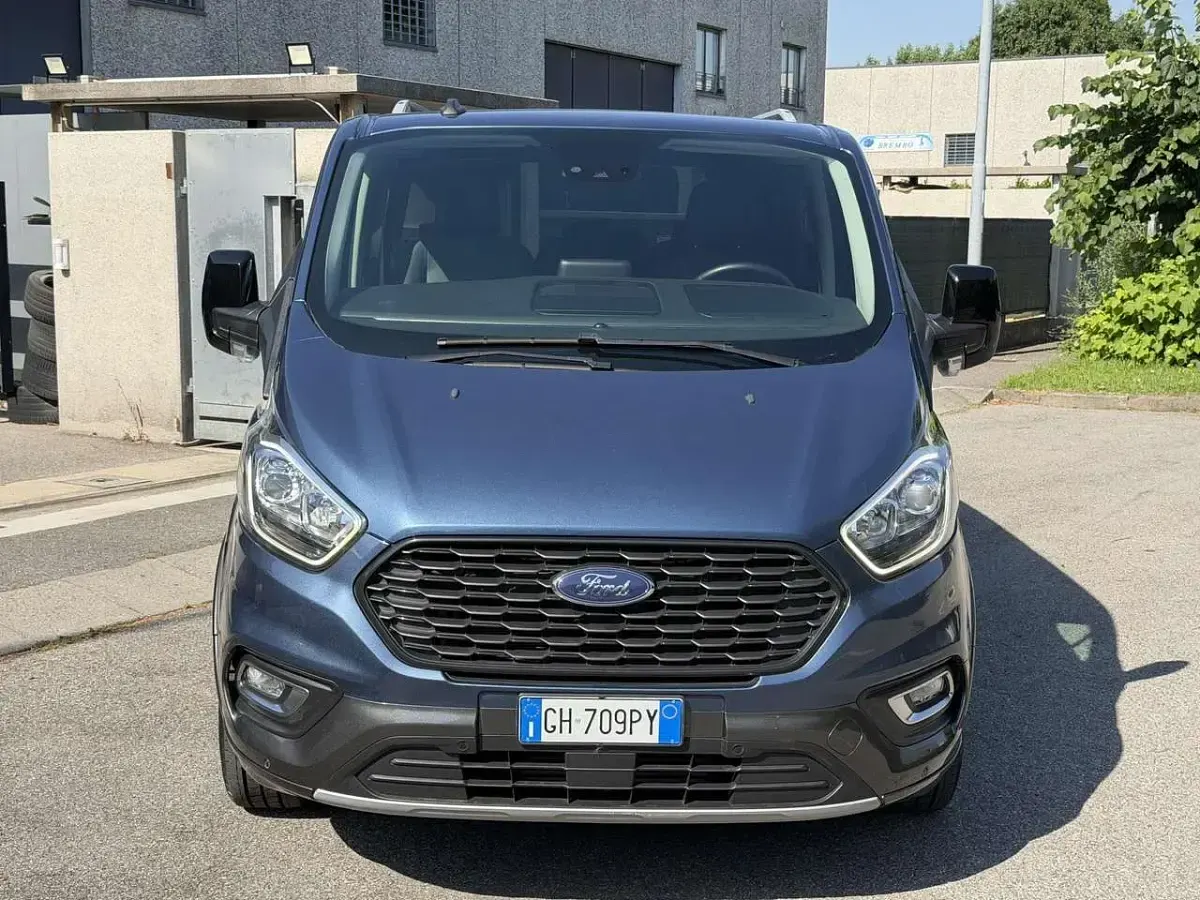 Usata Ford Tourneo Custom Active 185 CV (136 kW) 2021 Blu chrome metallizzato Furgone