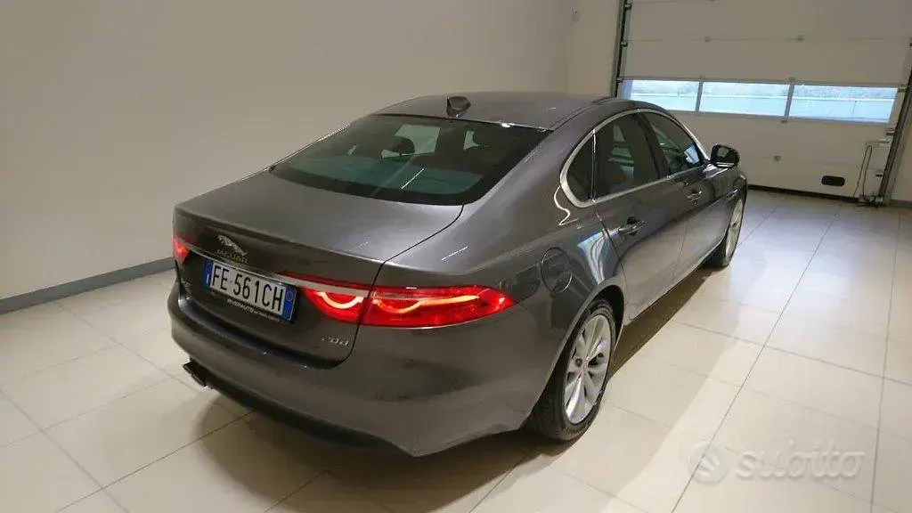 Usata Jaguar XF Prestige 180 CV (132 kW) 2016 Grigio Berlina