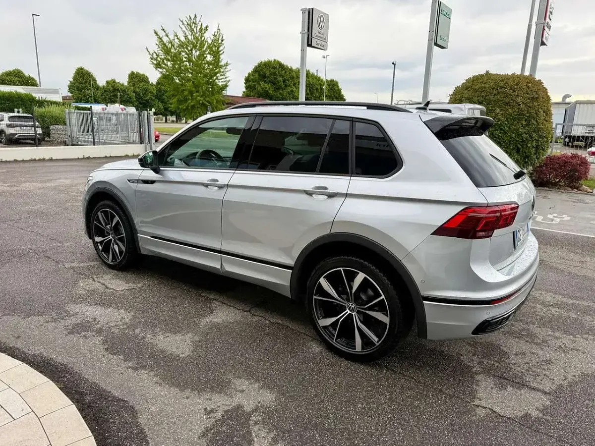Usata VW Tiguan R-line 200 CV (147 kW) 2024 Argento SUV