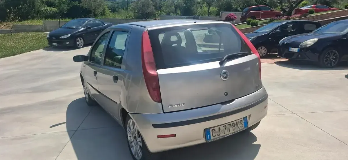 Usata Fiat Punto Dynamic 69 CV (50 kW) 2004 Argento Utilitaria