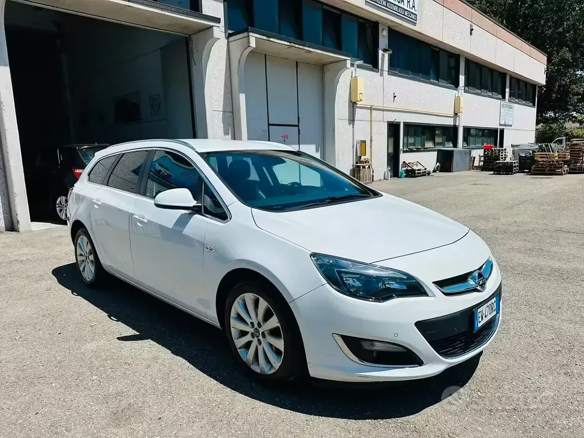 Usata Opel Astra Cosmo 140 CV (102 kW) 2014 Bianco Station wagon