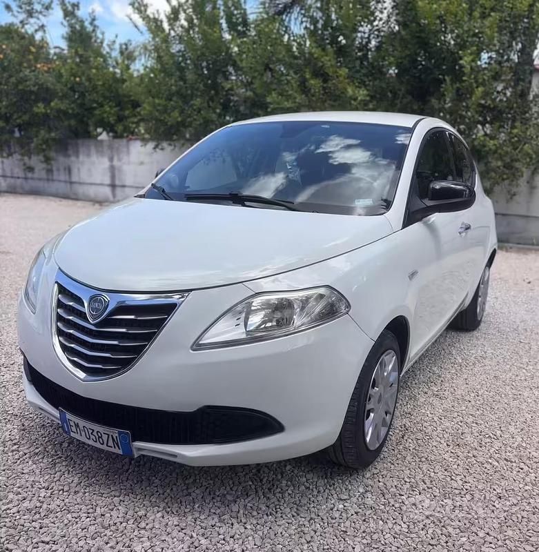 Usata Lancia Ypsilon S 69 CV (50 kW) 2012 Bianco Utilitaria