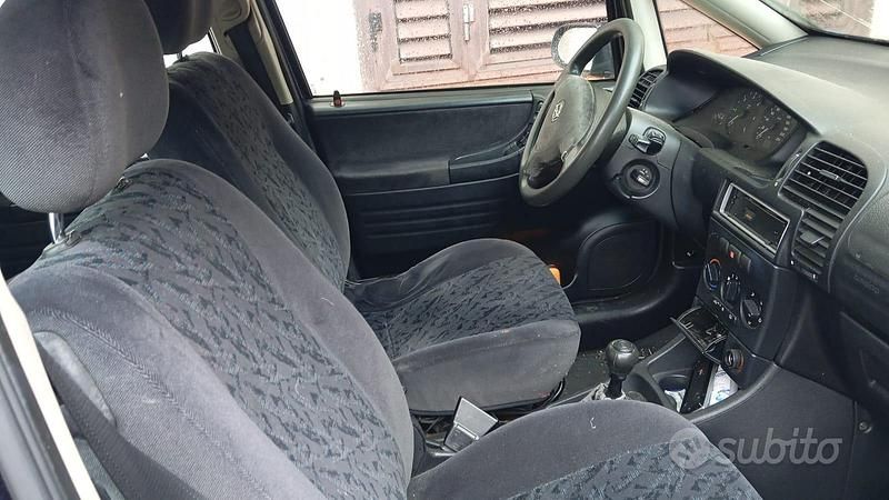 Usata Opel Zafira 2002 Blu Monovolume