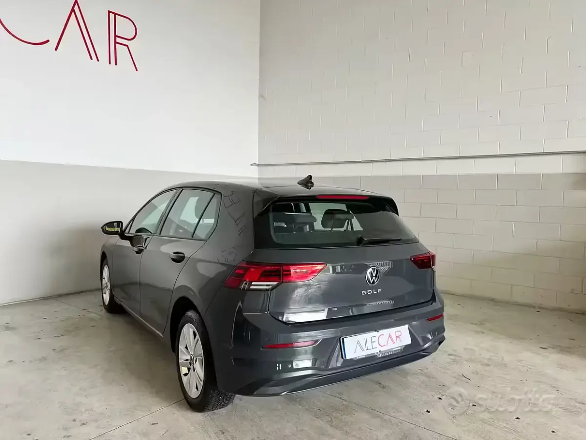 Usata VW Golf VIII Life 116 CV (85 kW) 2022 Grigio Berlina