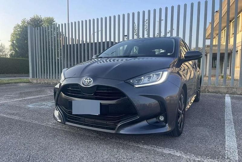 Usata Toyota Yaris Hybrid Trend 92 CV (67 kW) 2022 Berlina