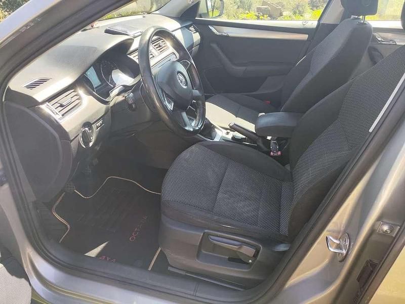 Beige Usata 2015 Skoda Octavia Executive Station wagon | 11.500 € (Buon prezzo) - Immagine 1/4