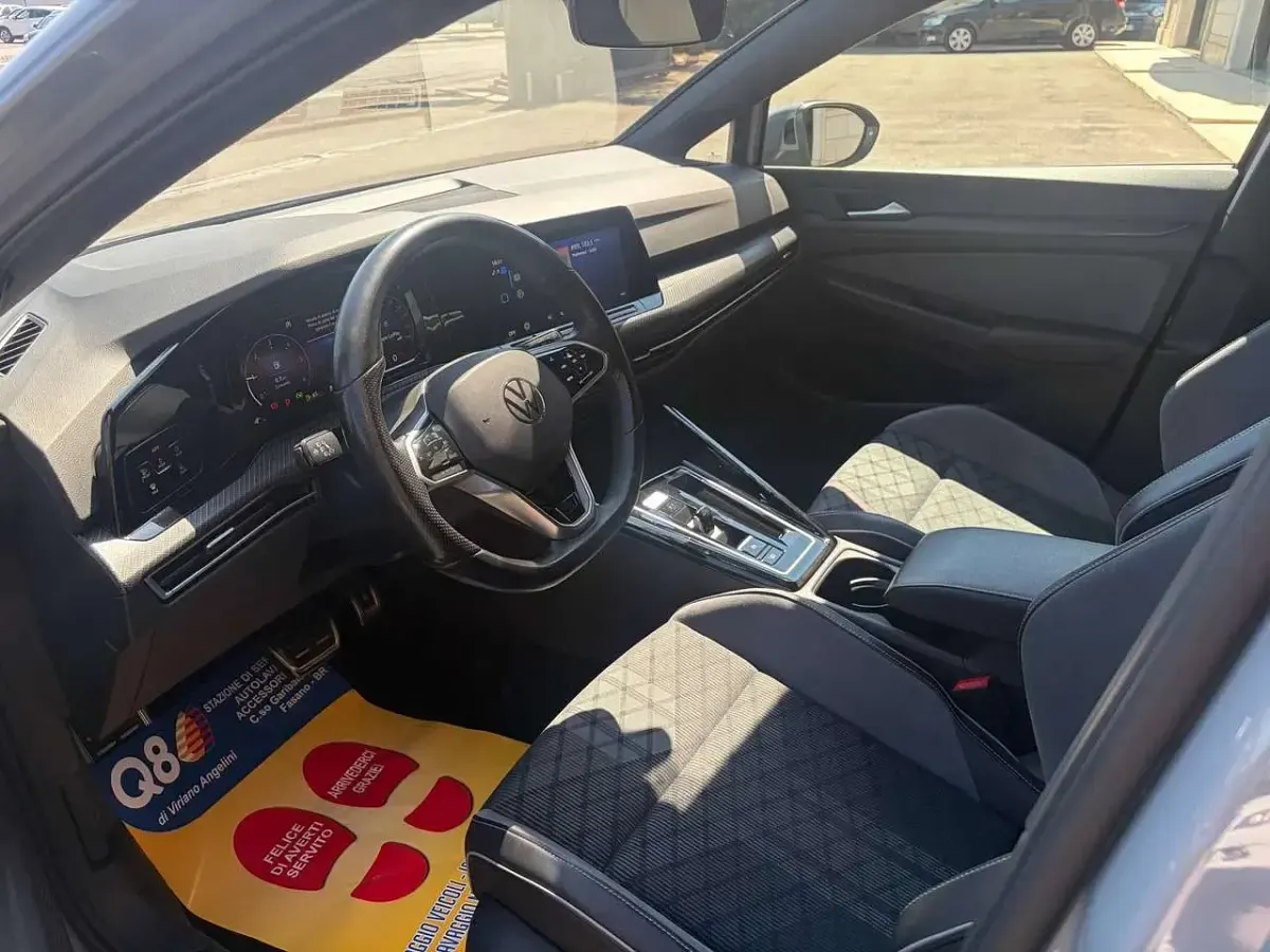 Usata VW Golf VIII R-line 150 CV (110 kW) 2023 Grigio Berlina
