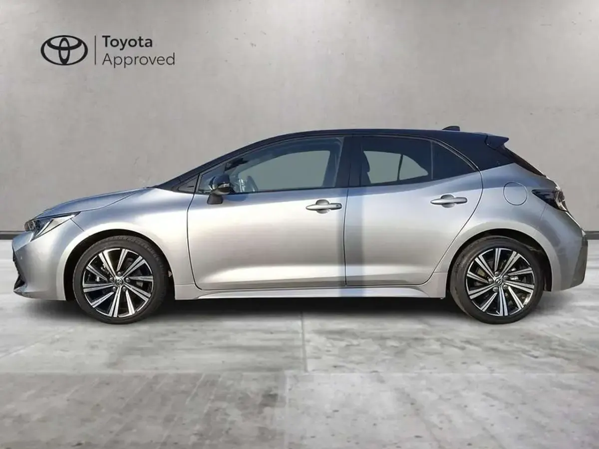 Usata Toyota Corolla Style 184 CV (135 kW) 2022 Precious silver & black Berlina