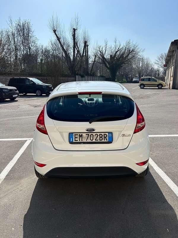 Usata Ford Fiesta 71 CV (52 kW) 2012 Bianco Utilitaria