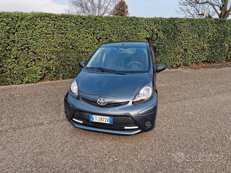 Usata Toyota Aygo Connect Style 69 CV (50 kW) 2014 Grigio Utilitaria