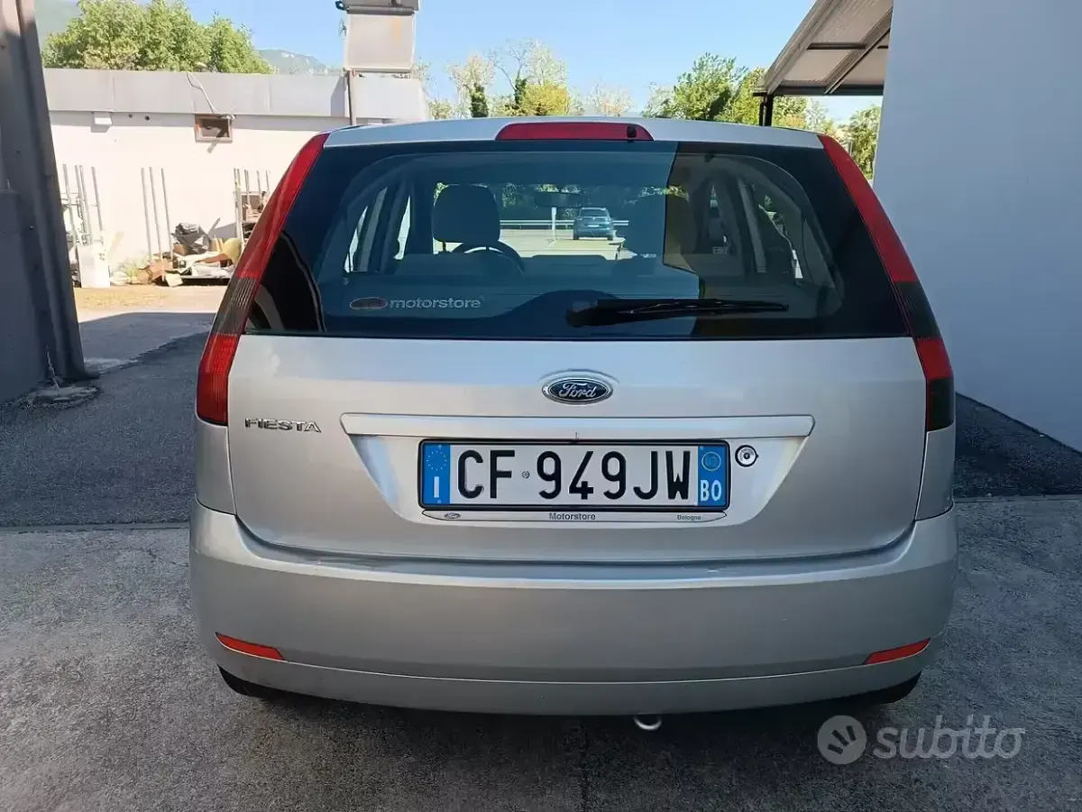Usata Ford Fiesta 80 CV (58 kW) 2003 Grigio Utilitaria