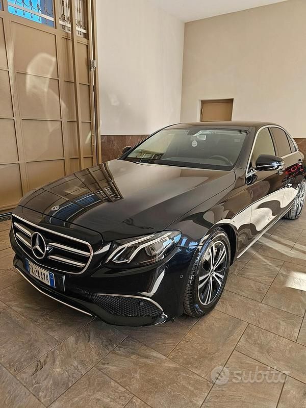 Nero Usata 2019 Mercedes E200 Premium Plus Tre volumi | 16.999 € (Ottimo prezzo) - Immagine 1/4