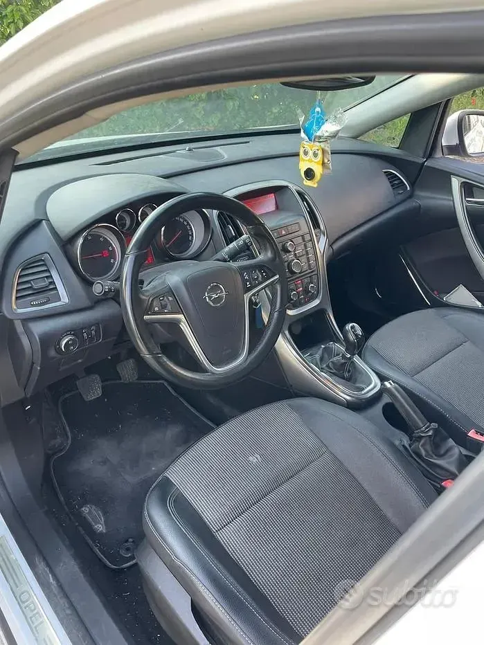 Usata Opel Astra 110 CV (80 kW) 2011 Berlina