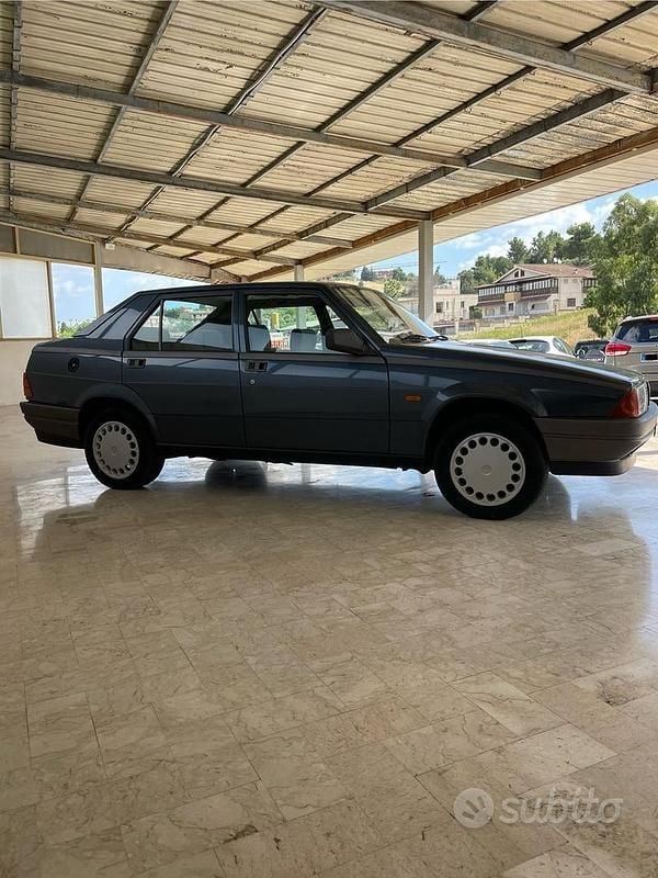 Usata Alfa Romeo 75 119 CV (87 kW) 1988 Grigio Berlina