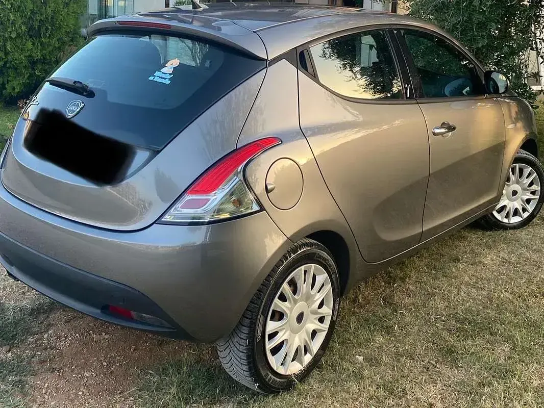 Usata Lancia Ypsilon Gold 69 CV (50 kW) 2013 Grigio Utilitaria
