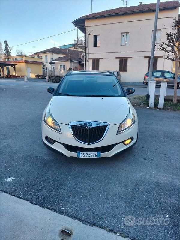 Begagnad Lancia Delta 165 HK (121 kW) 2009 Vit Halvkombi