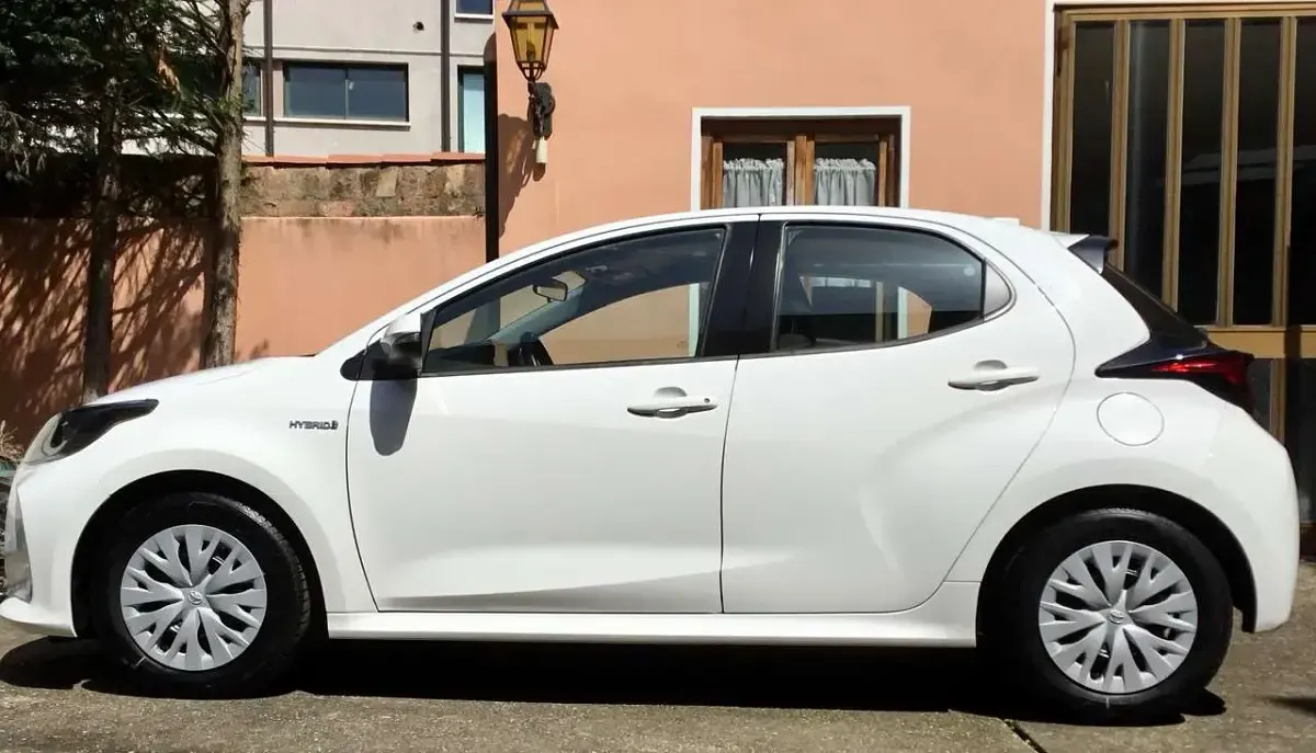 Usata Toyota Yaris Hybrid Business Edition 92 CV (67 kW) 2022 Bianco Berlina