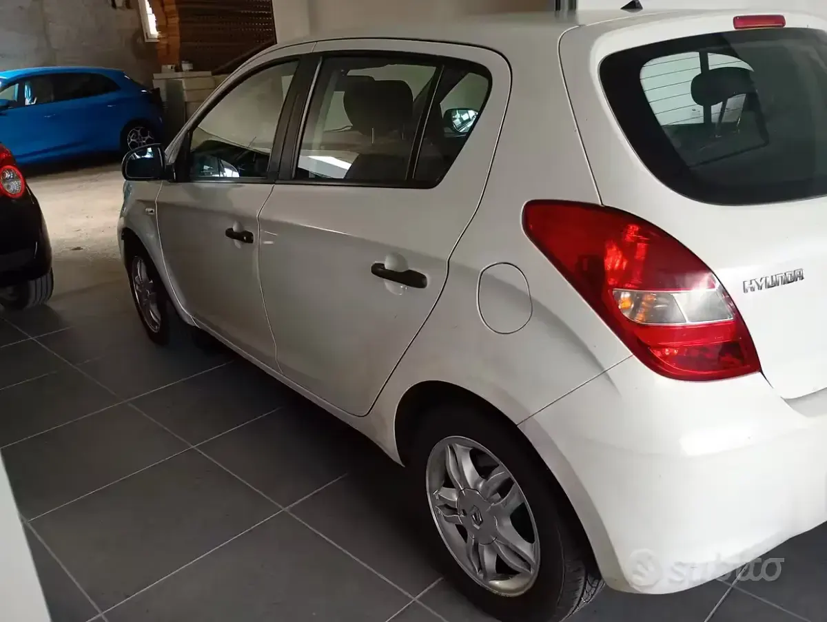 Usata Hyundai i20 Edition 90 CV (66 kW) 2012 Bianco Utilitaria