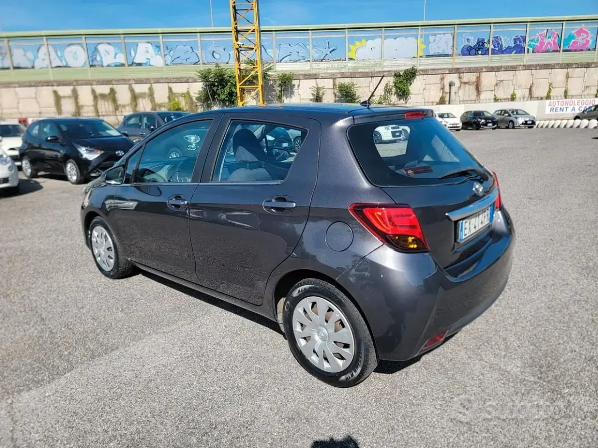 Begagnad Toyota Yaris Active 90 HK (66 kW) 2014 Grå Halvkombi